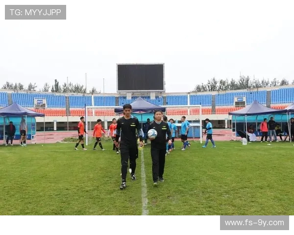 八里庄学校足球场上激烈对抗展现校园足球风采